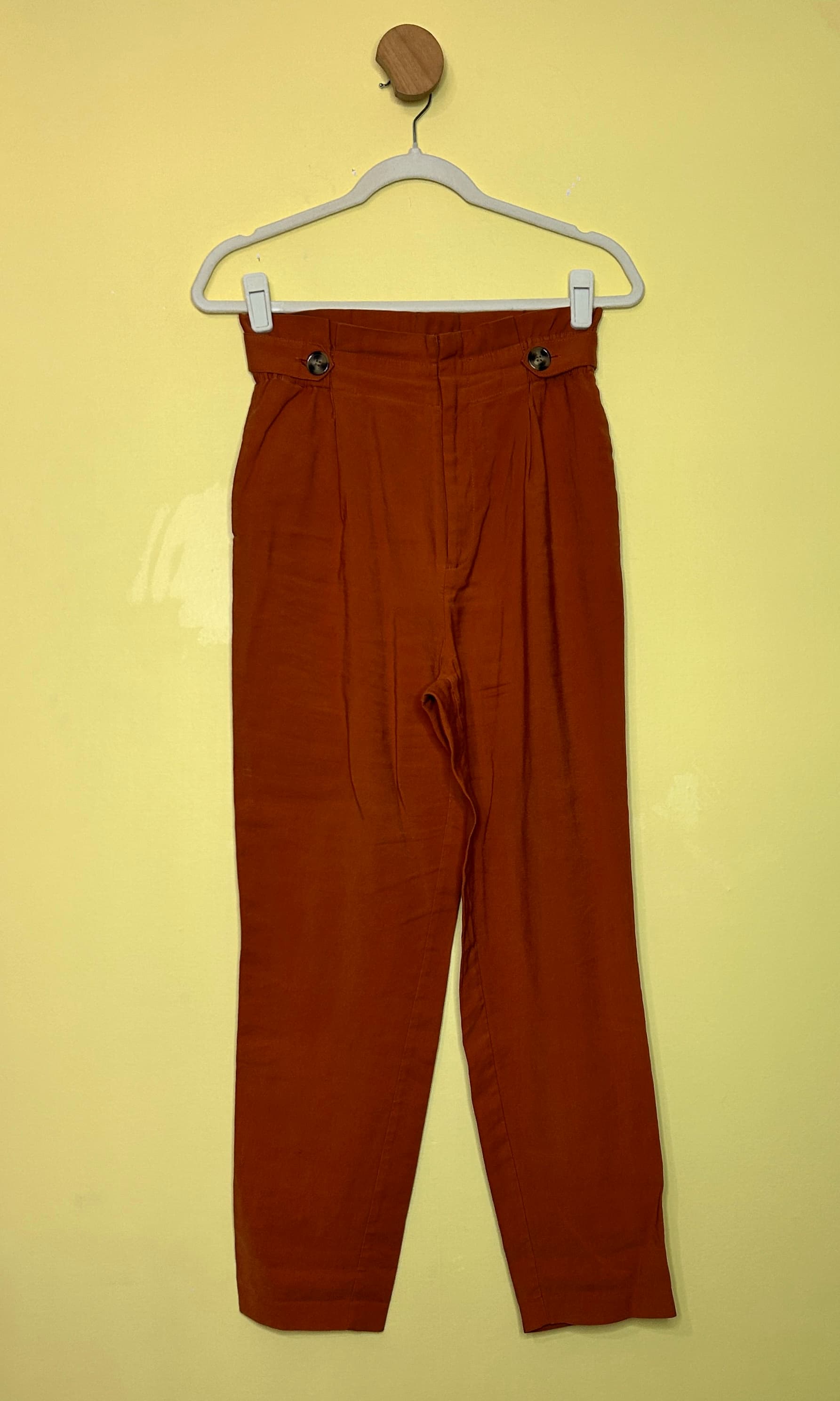 Calça cenoura botões 