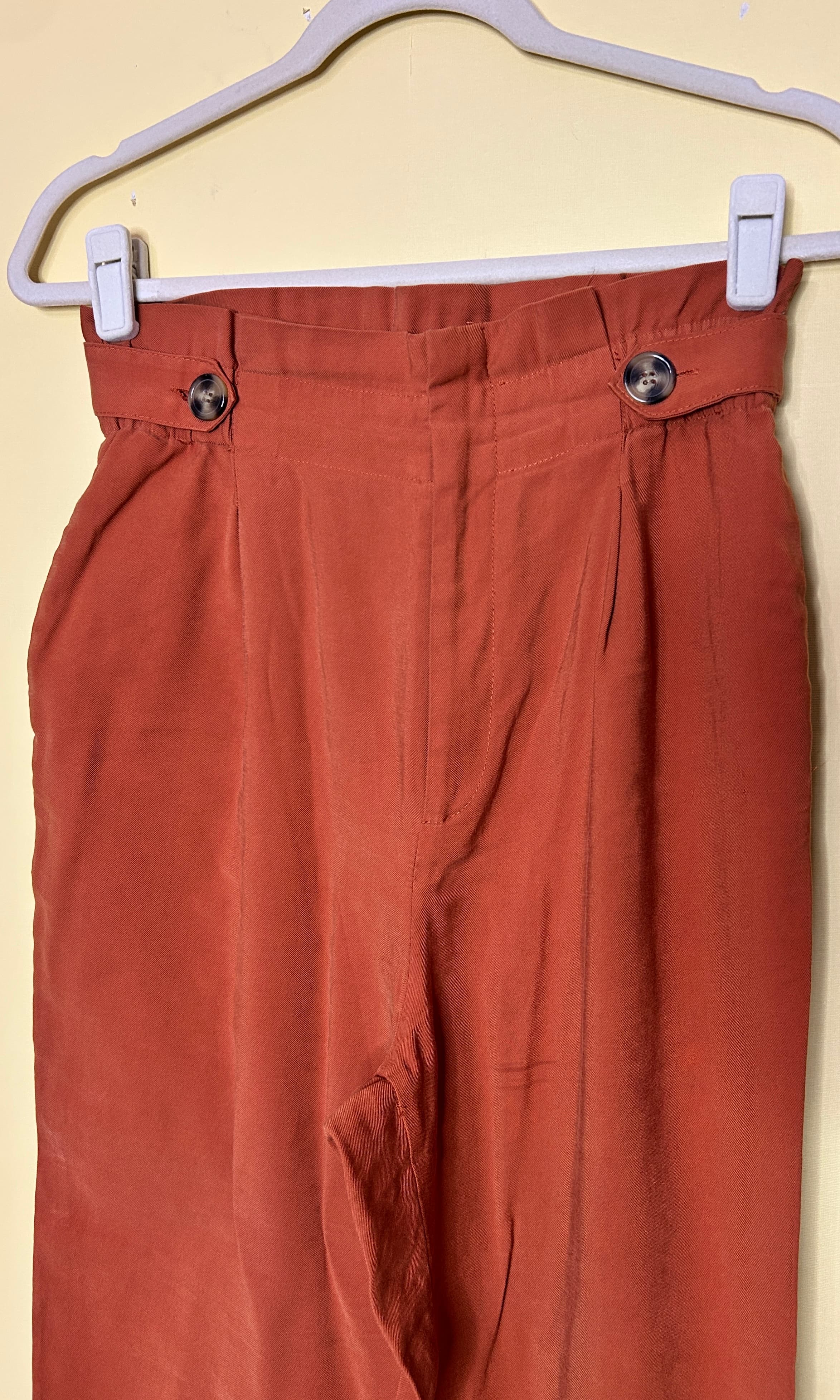 Calça cenoura botões  — foto 3