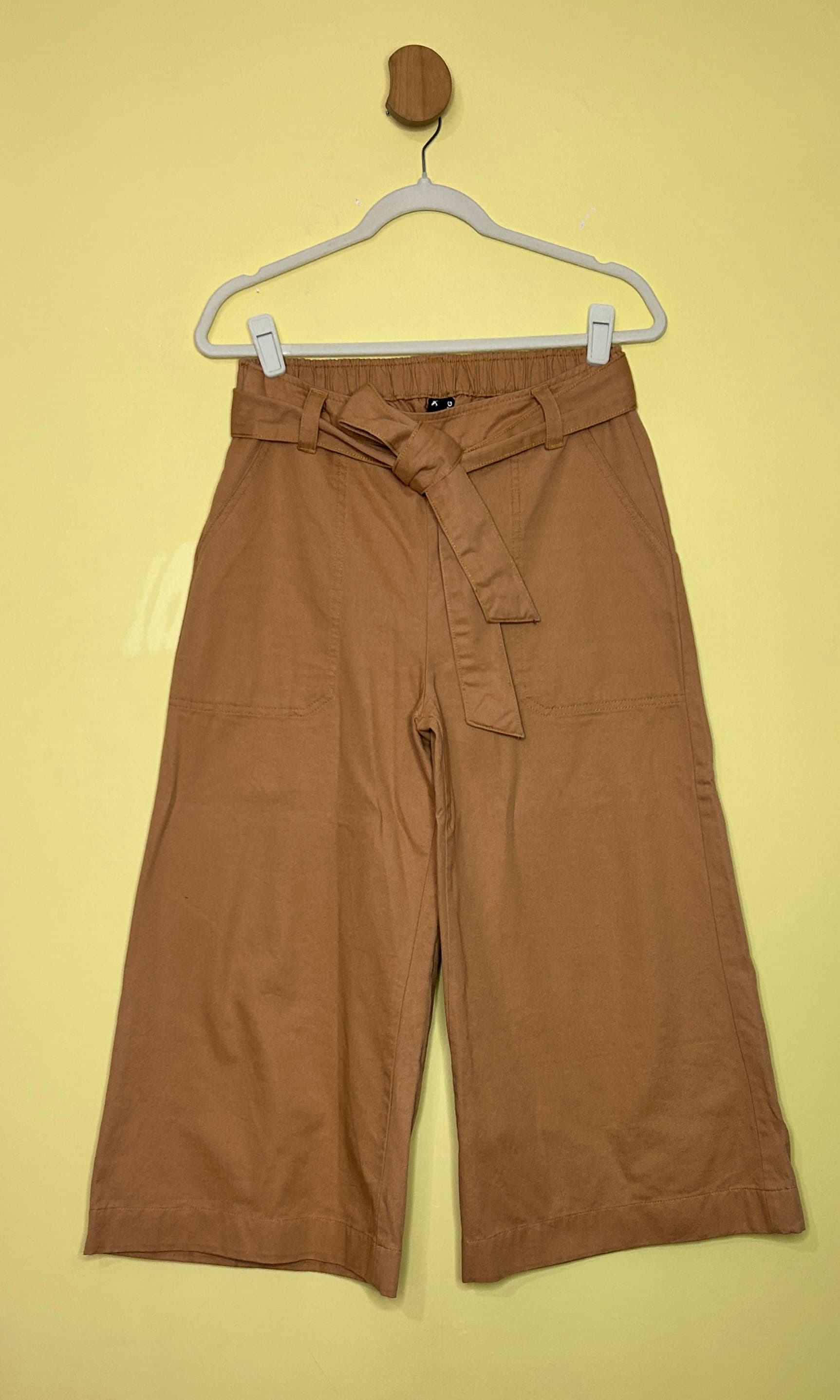 Calça pantacourt com cinto 