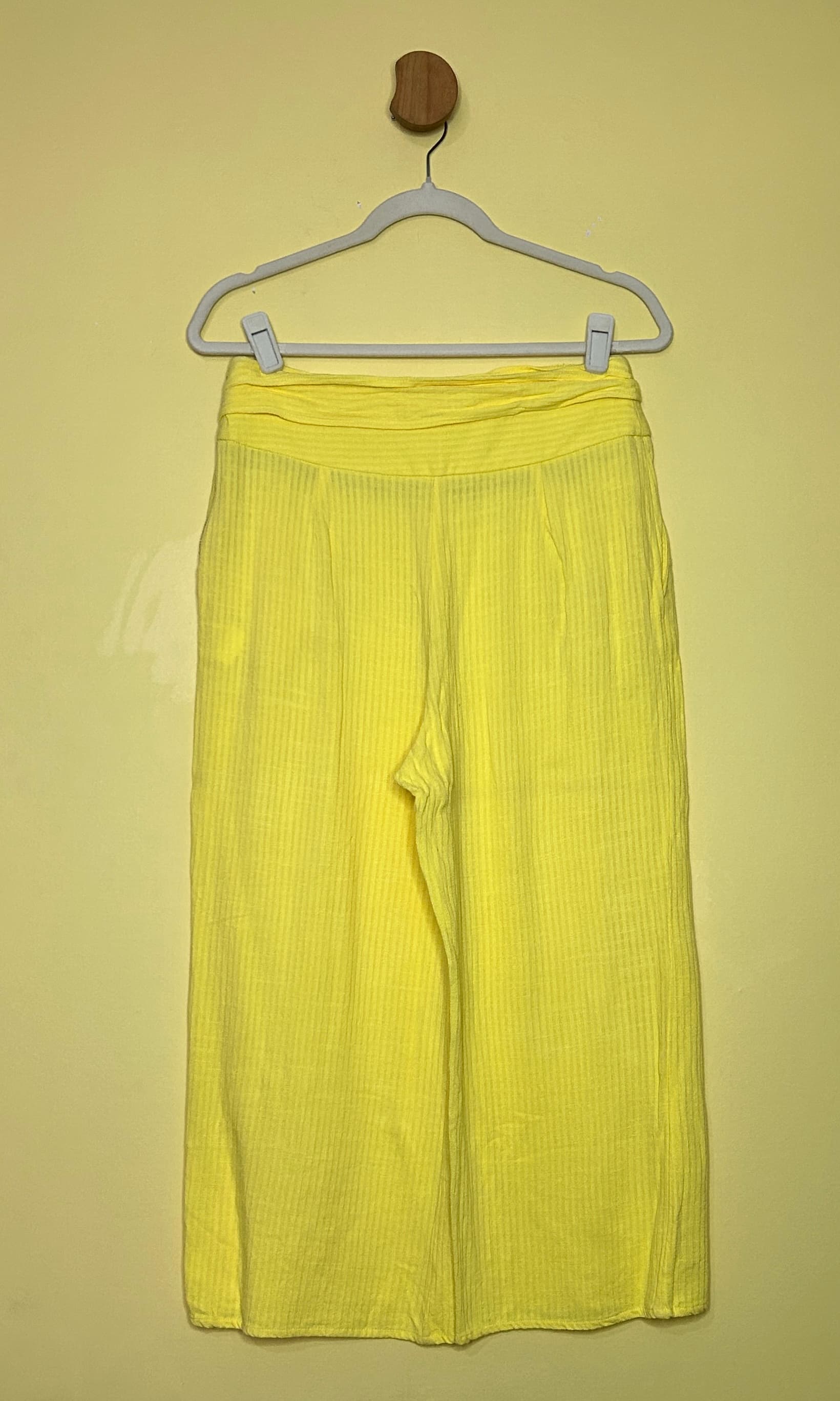 Calça pantacourt texturizada 