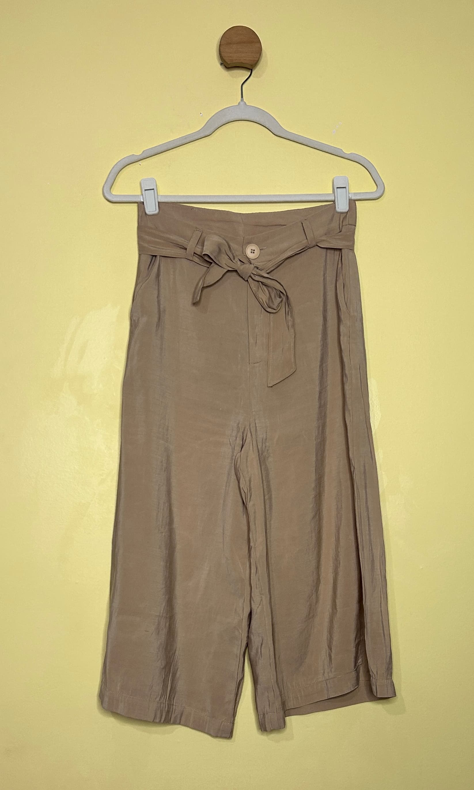 Calça pantacourt acetinada cinto 