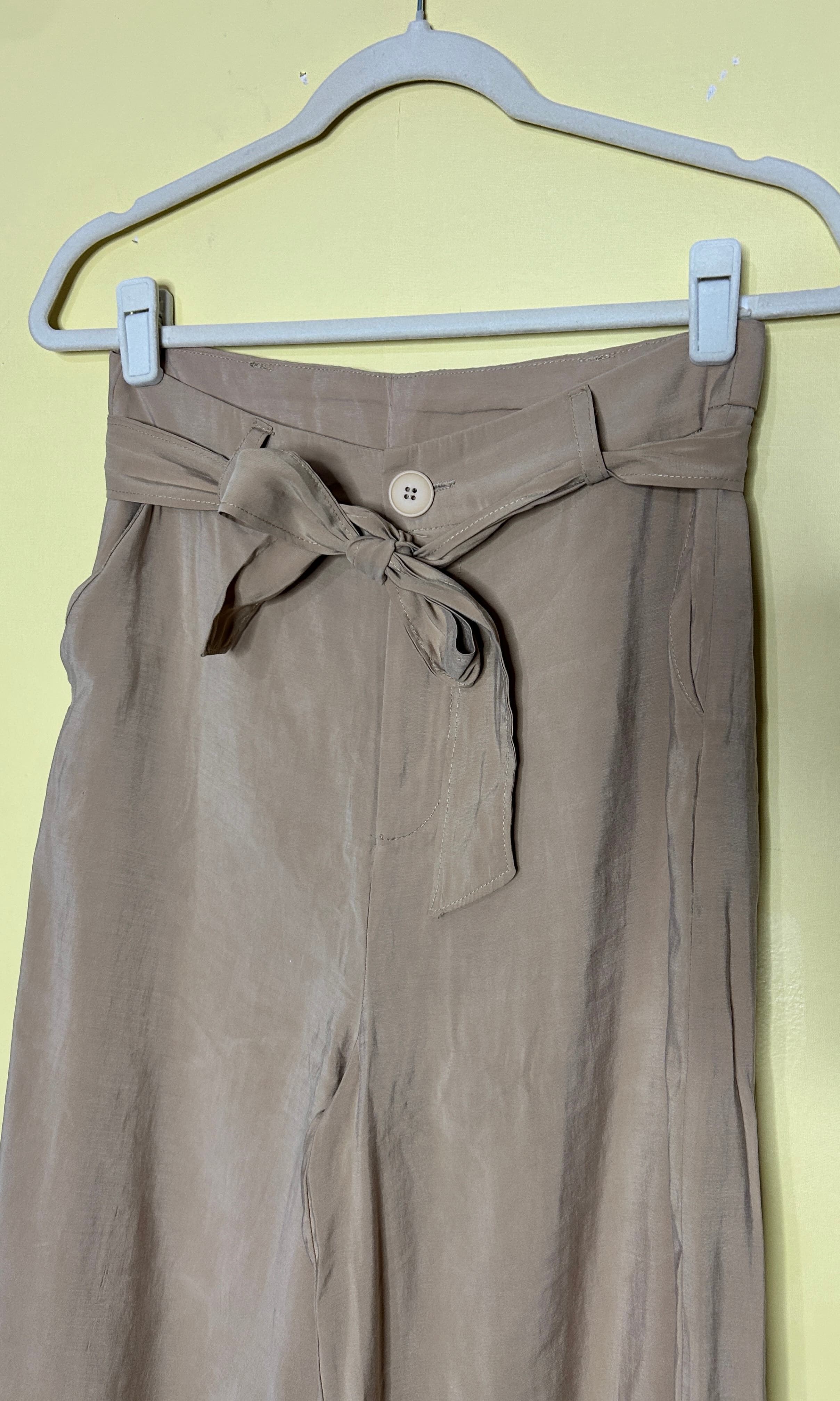 Calça pantacourt acetinada cinto  — foto 3