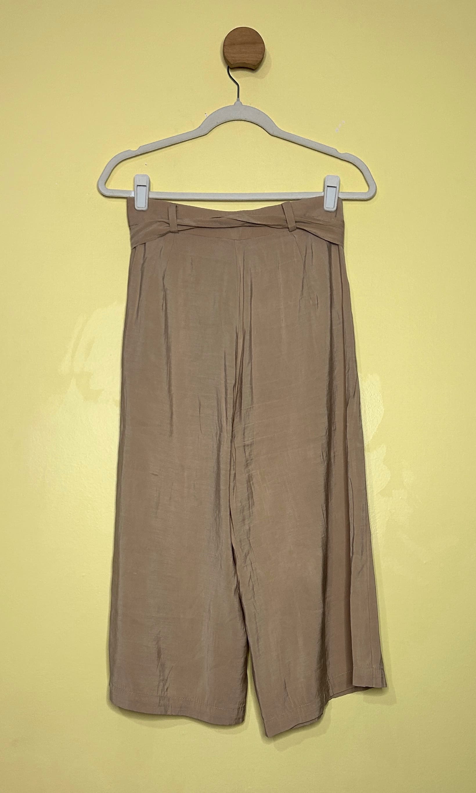 Calça pantacourt acetinada cinto  — foto 2