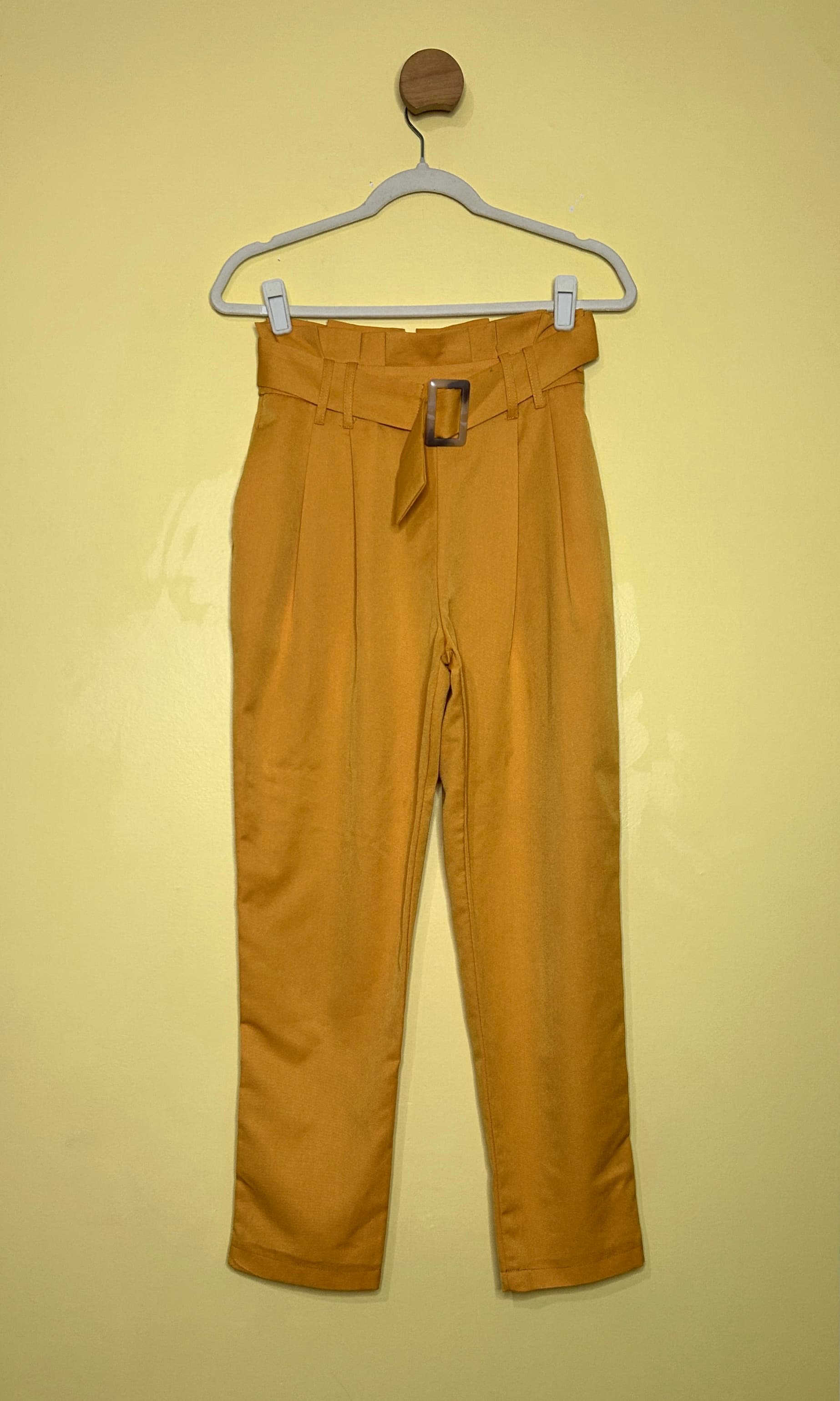 Calça cenoura cinto 