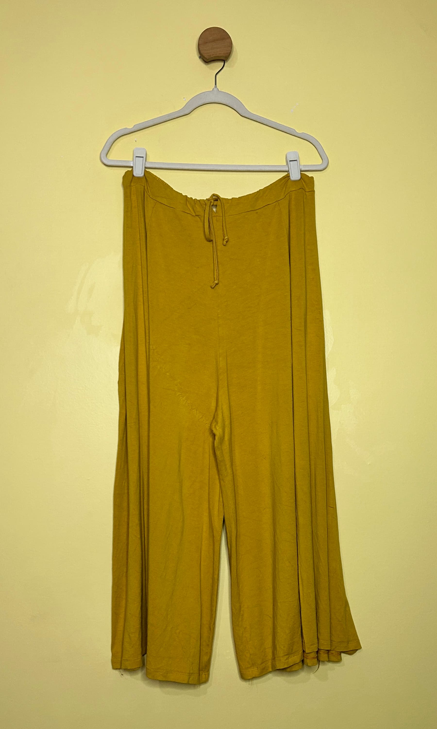 Calça pantacourt malha elástico 