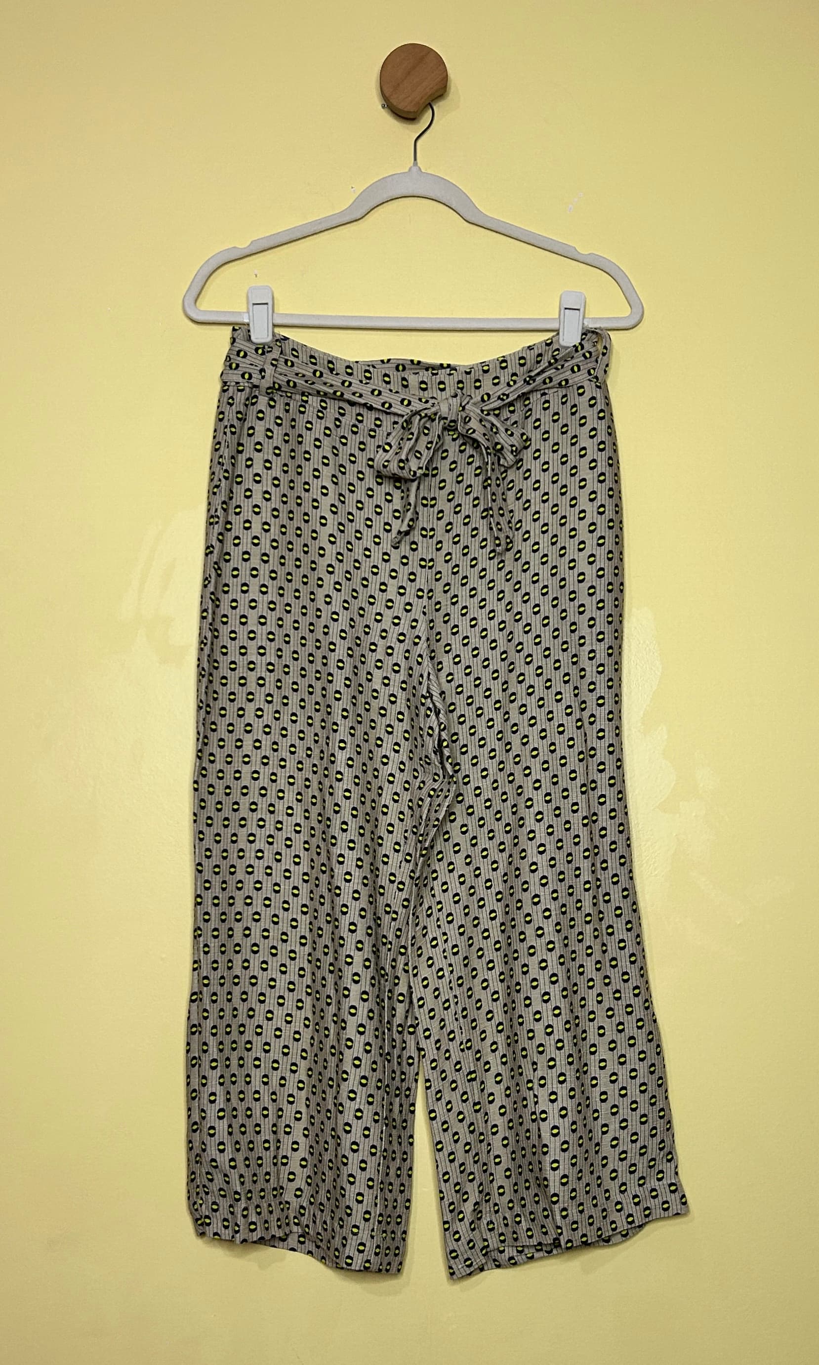 Calça pantacourt estampada cinto