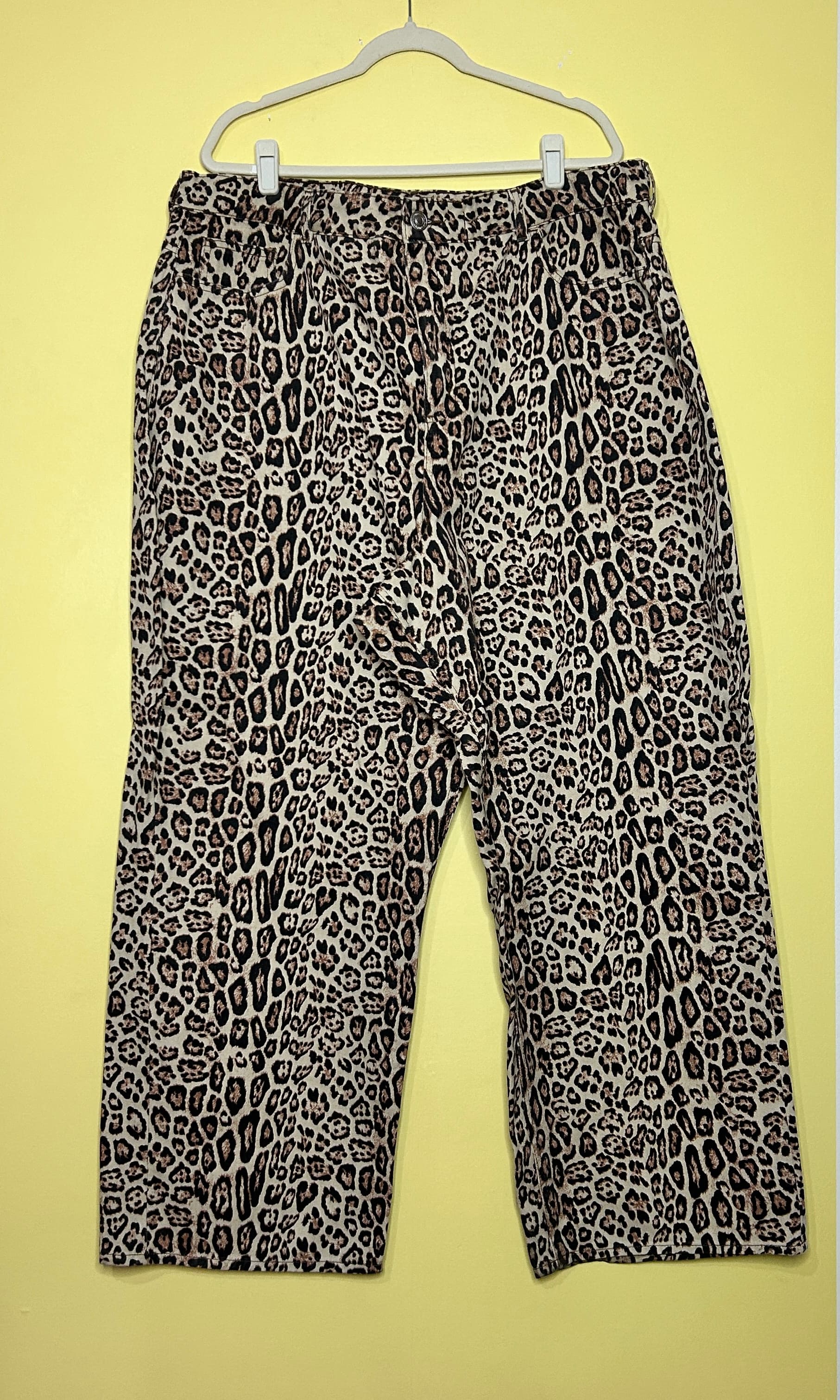 Calça jeans reta animal print plus size
