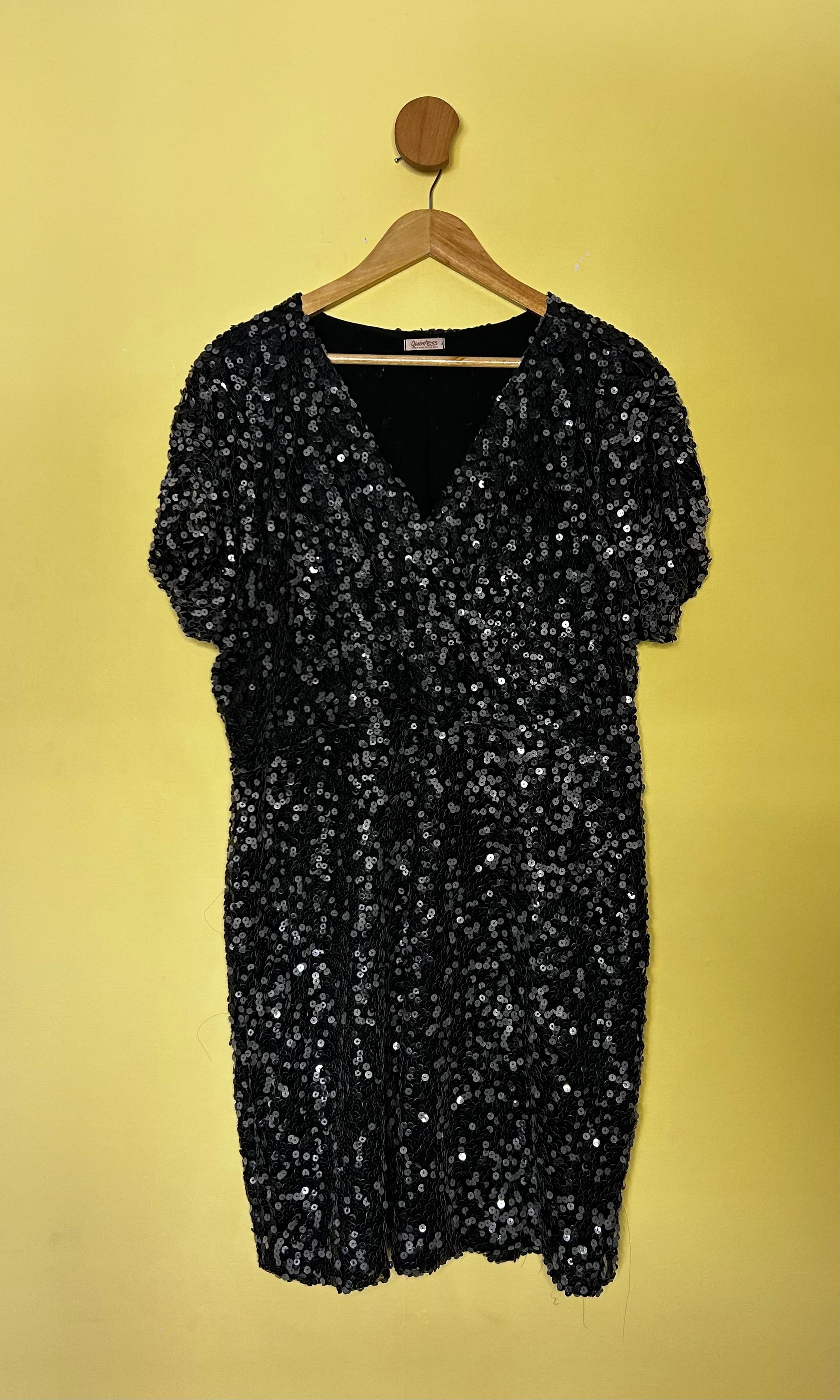 Vestido mini decote transpassado paetê