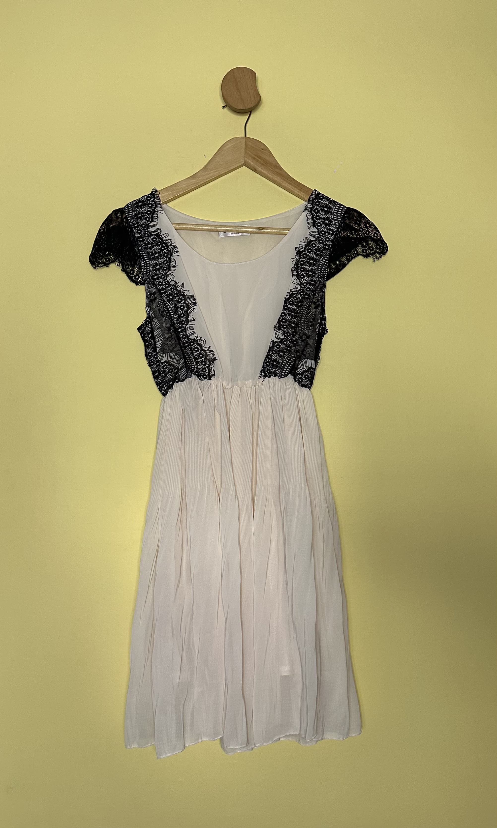 Vestido mini crepe com renda