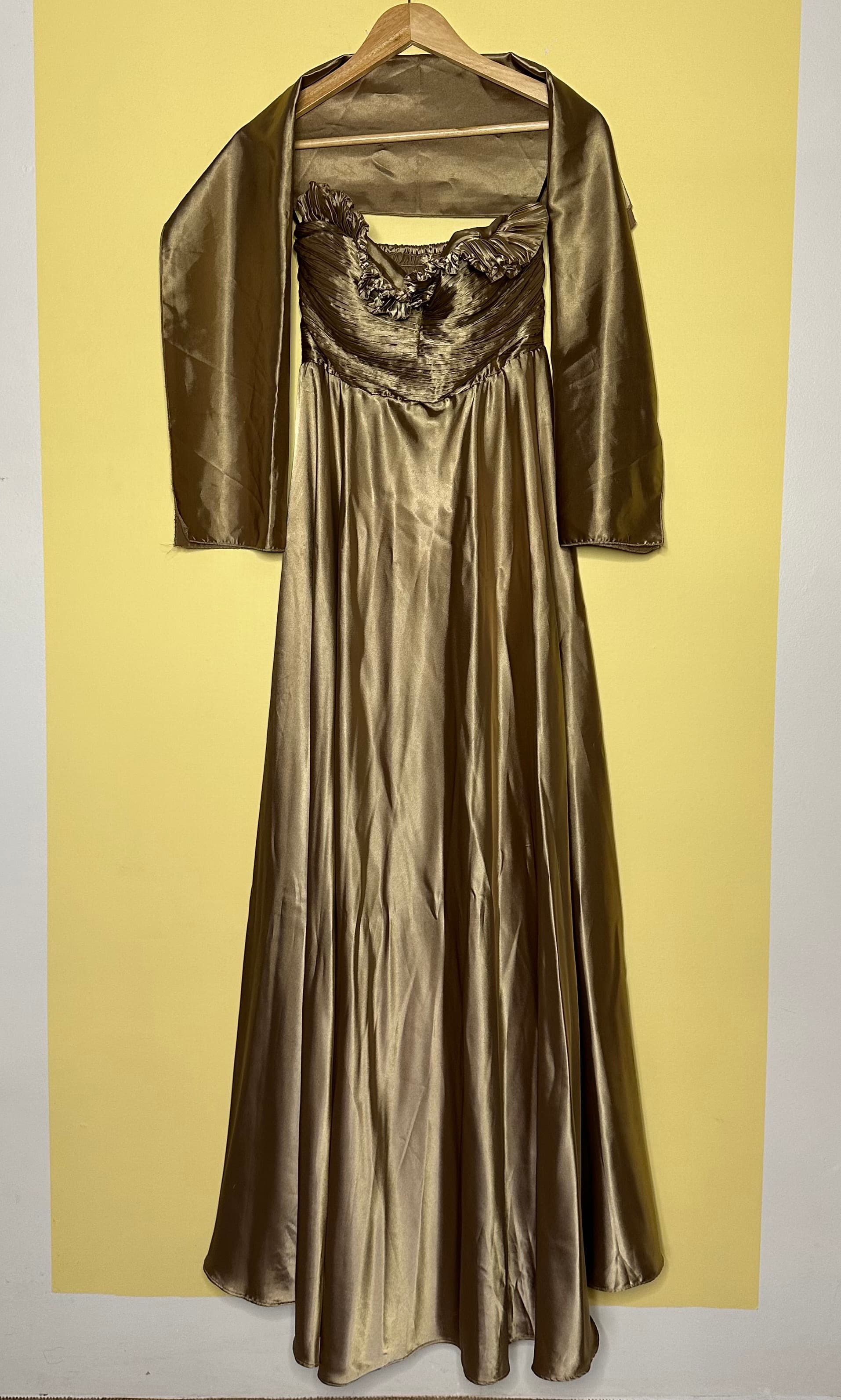 Vestido longo sem alças cetim decote plissado