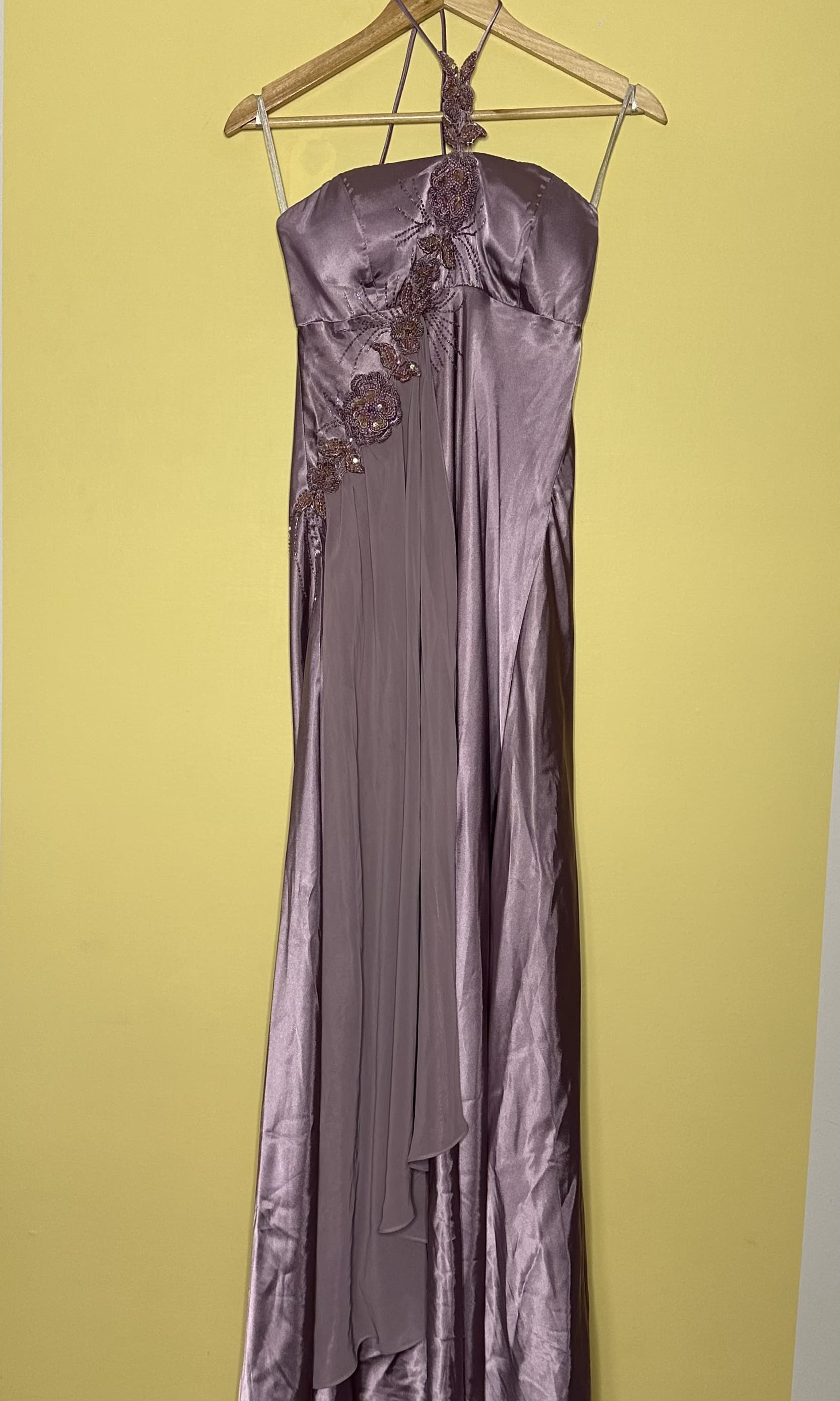 Vestido longo bordado flores frente única