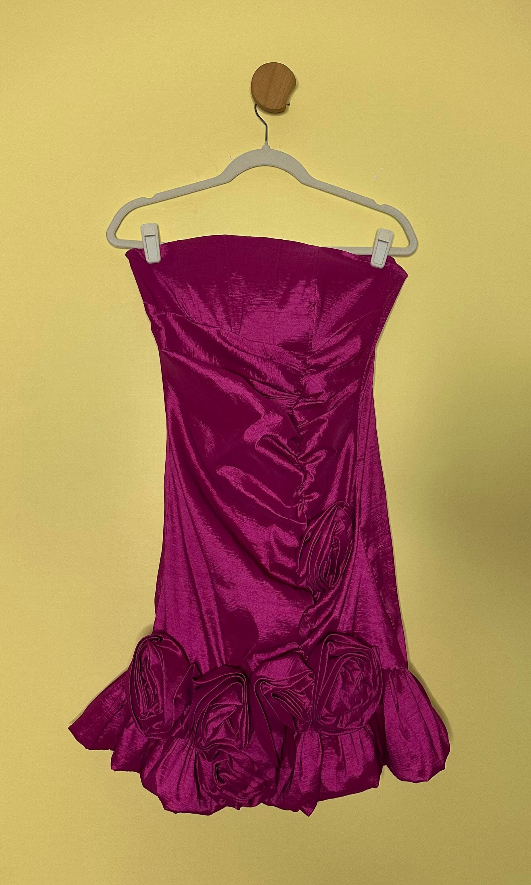 Vestido mini sem alça holográfico rosas 3D