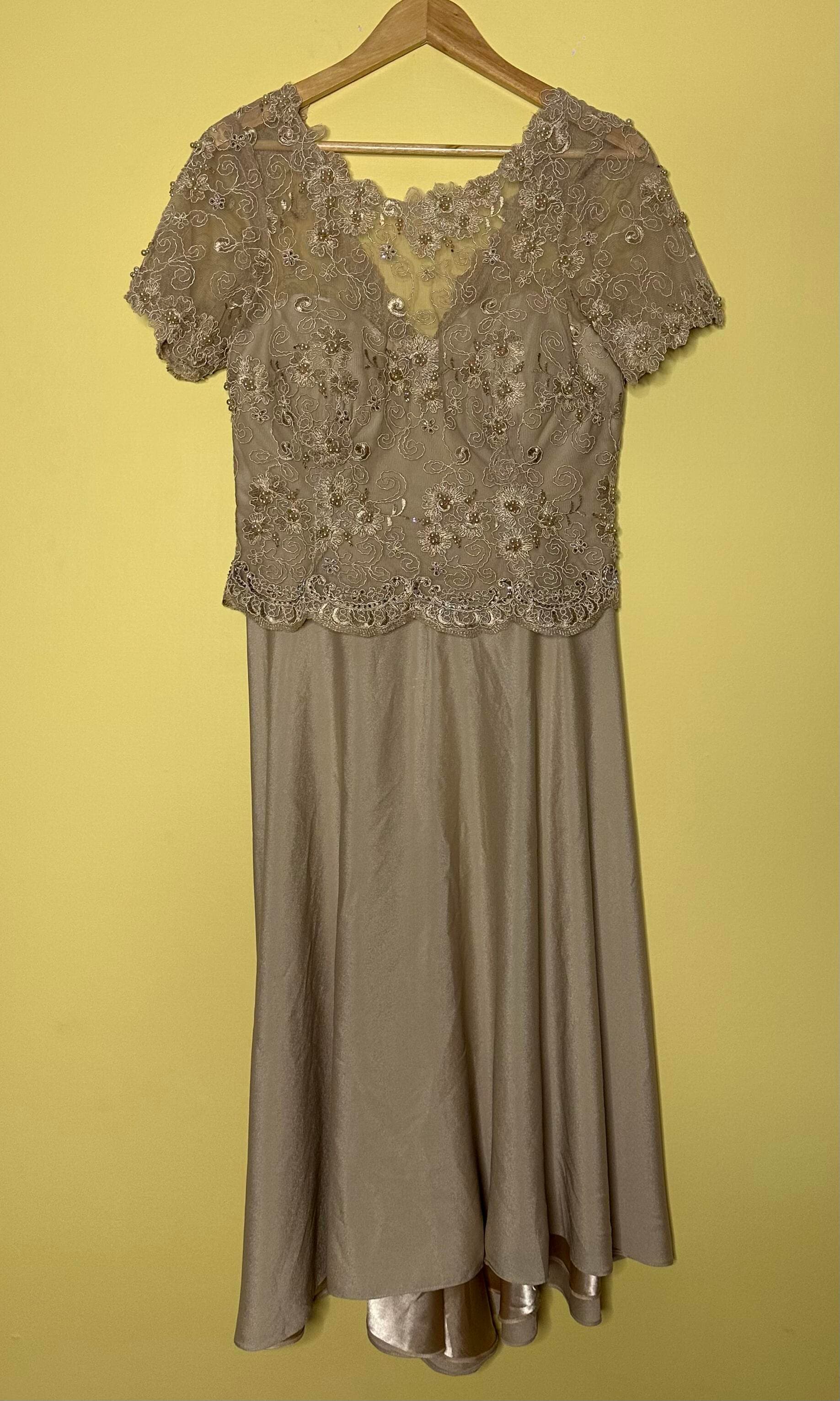 Vestido midi renda busto bordado