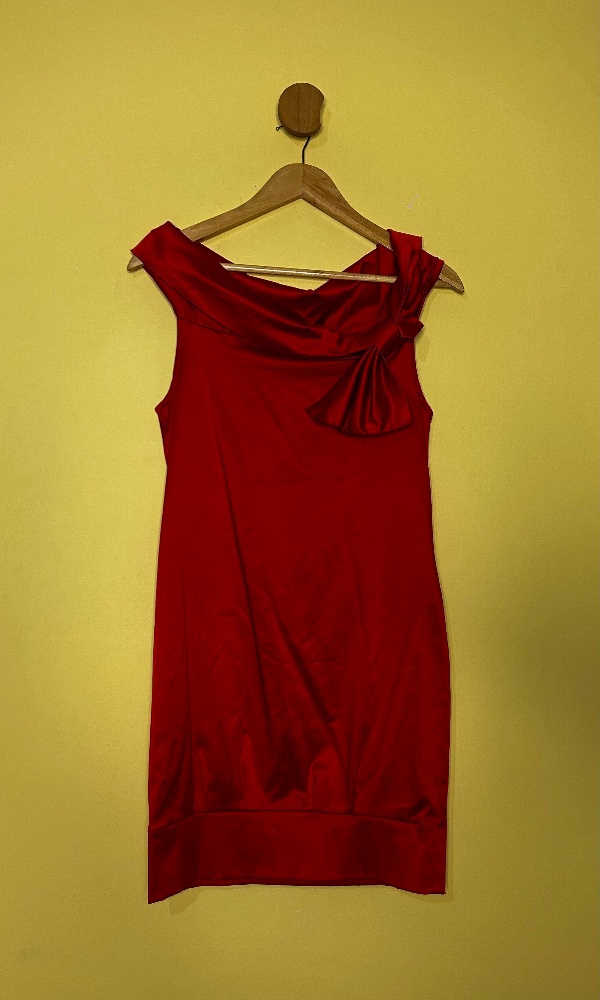 Vestido mini cetim laço no decote