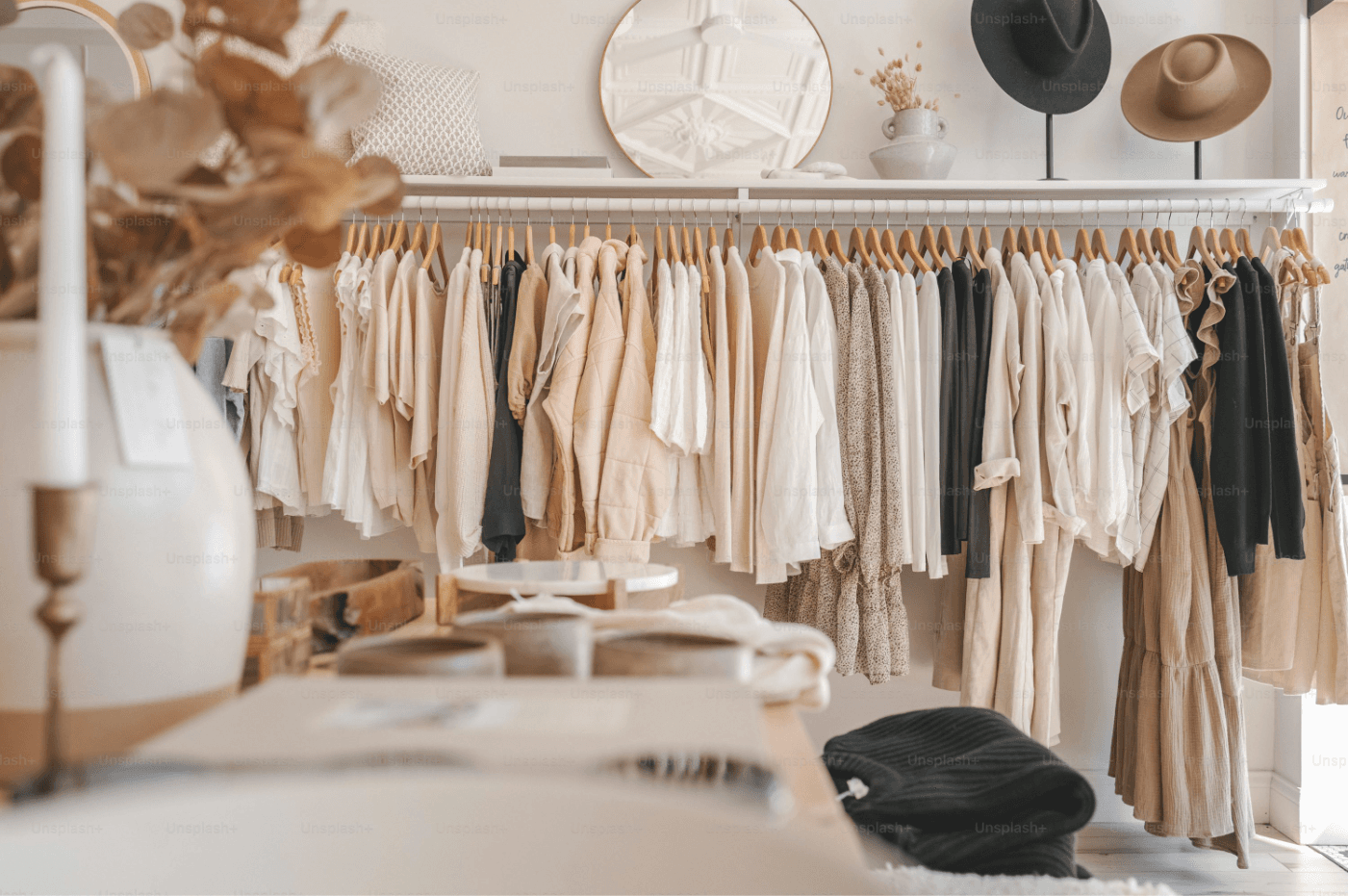 Arara com roupas do acervo Cabide Amarelo