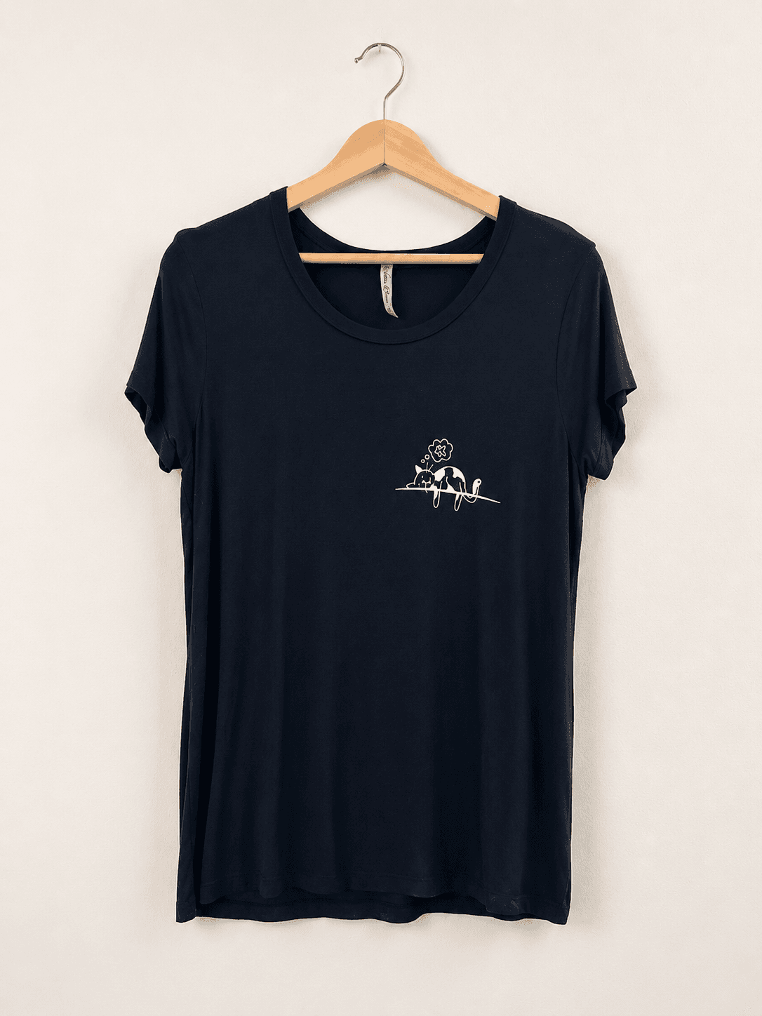Camiseta preta detalhe gatinho