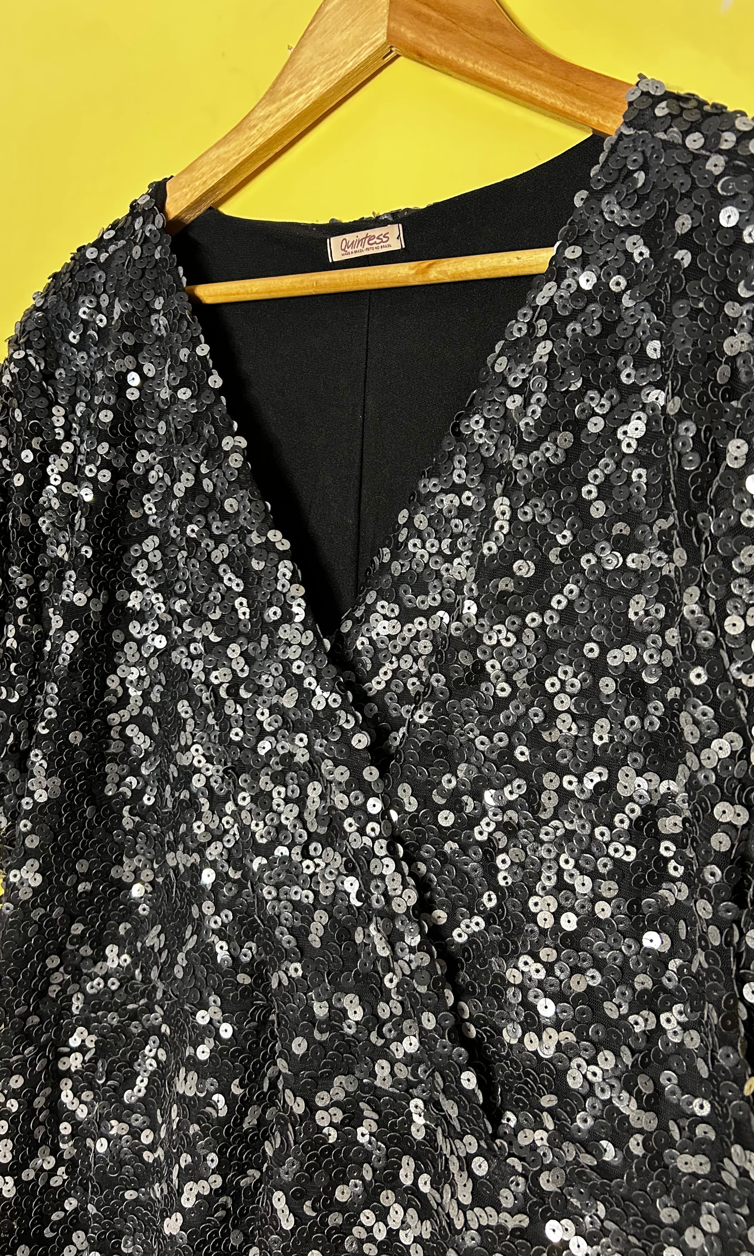 Vestido mini decote transpassado paetê — foto 3