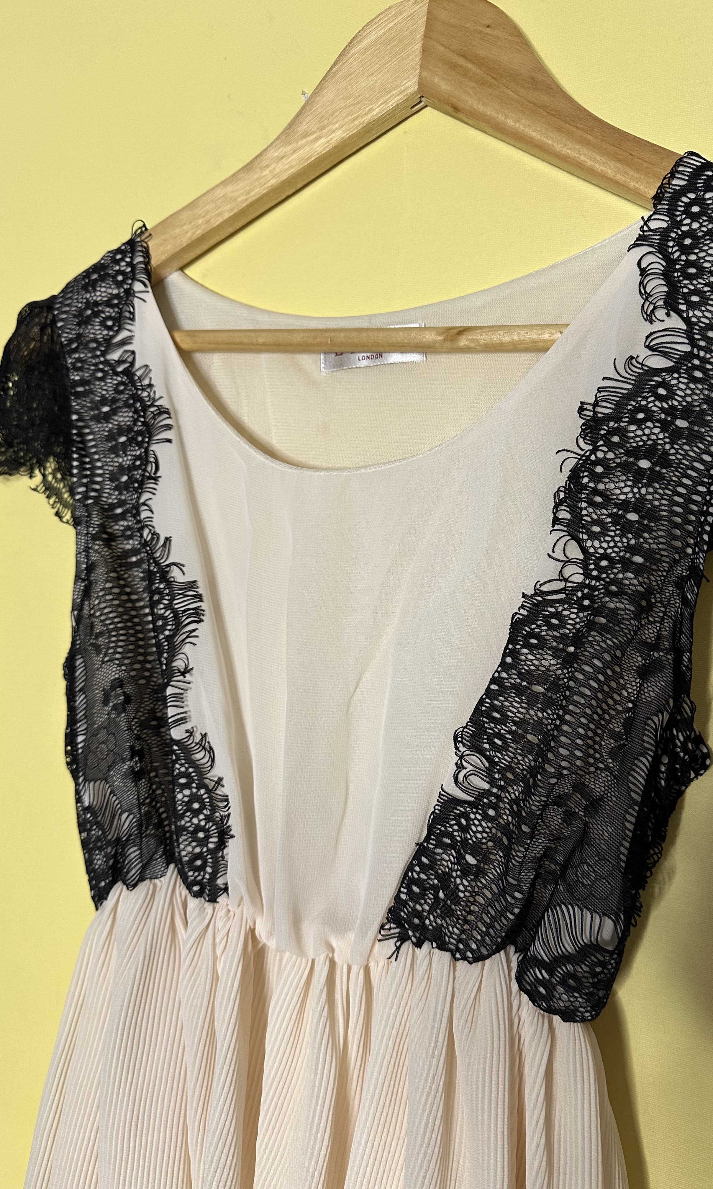 Vestido mini crepe com renda — foto 3