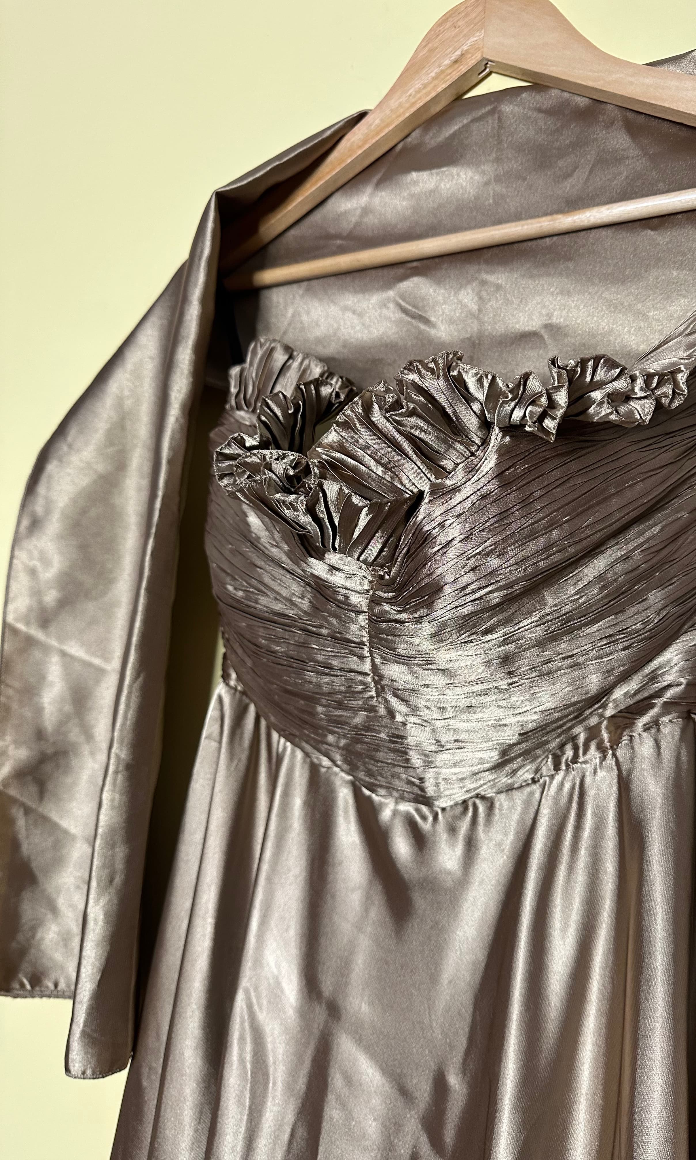 Vestido longo sem alças cetim decote plissado — foto 3