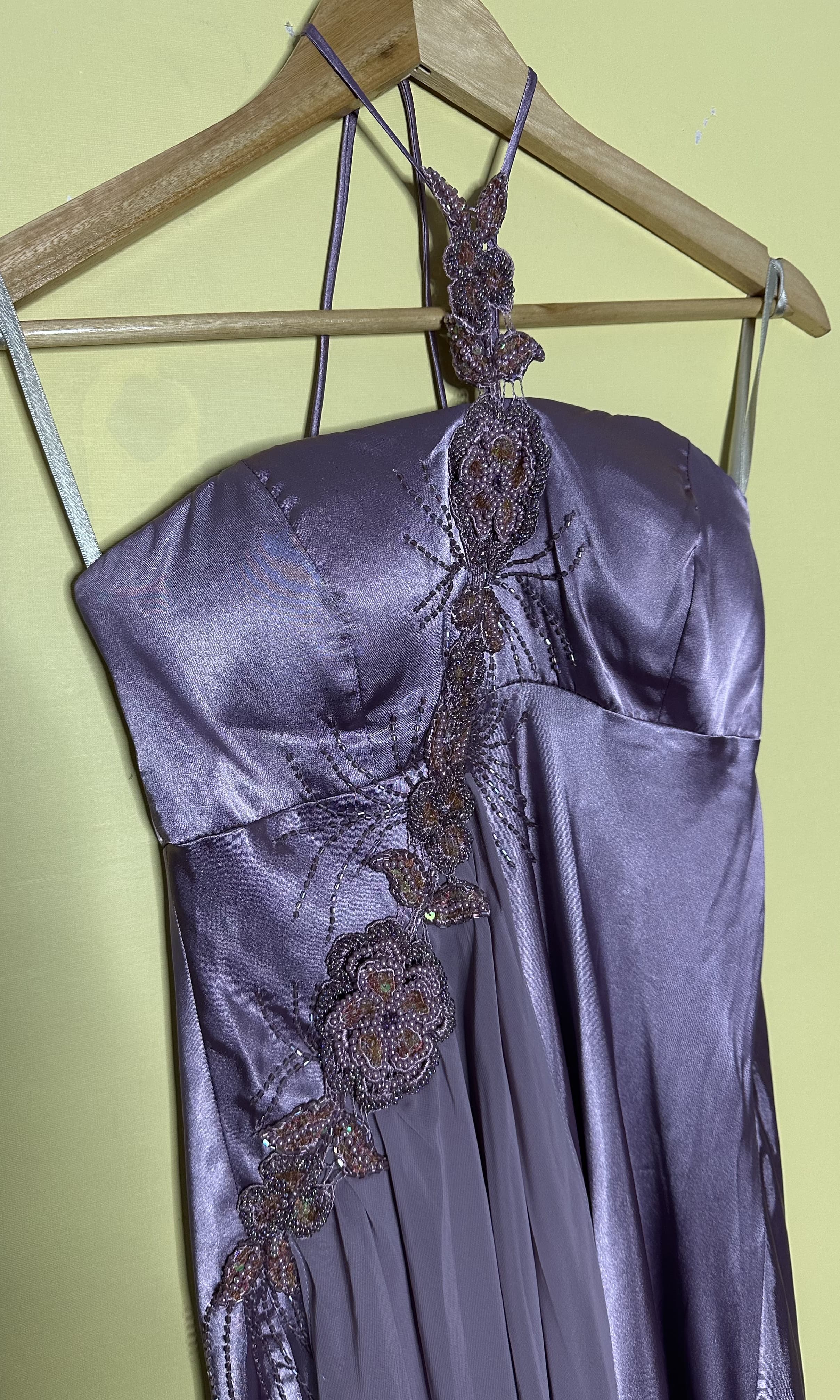 Vestido longo bordado flores frente única — foto 3