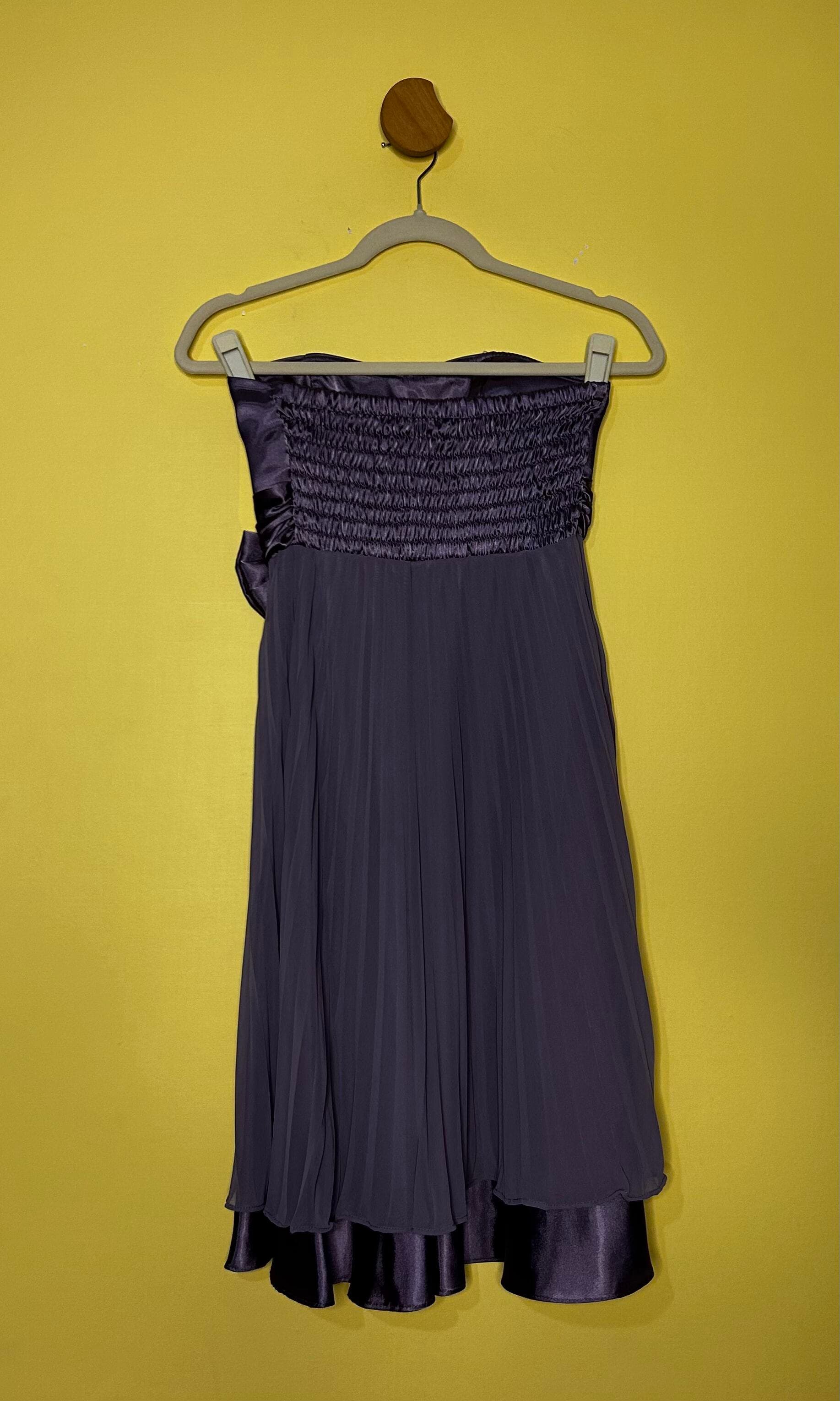 Vestido mini sem alça saia plissada c/ laço — foto 2
