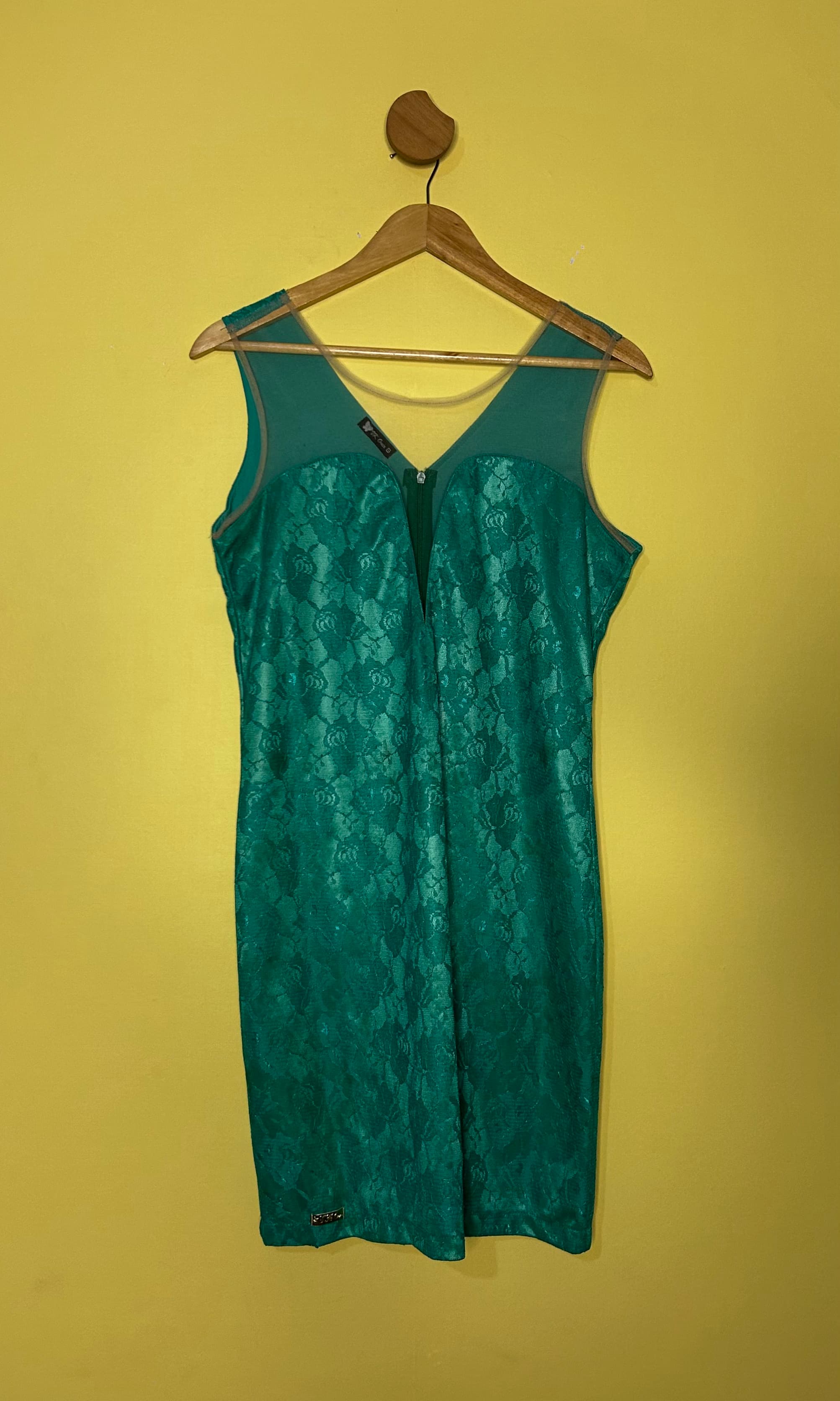 Vestido mini renda decote tule